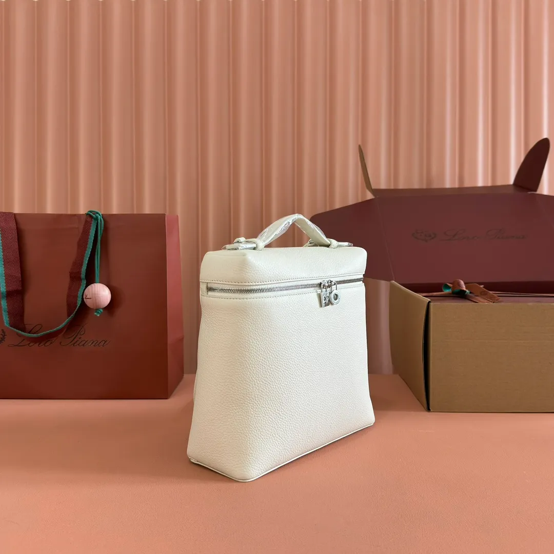 p1360💋💋💋【Original leather all-steel configuration counter complete package】Loro pianaExtra Pocket L23.5 Backpack Calfskin/Goods This Extra Pocket soft calfskin backpack has a unique trapezoidal appearance. A hint of natural grain gives the backpack character and enhances the softness of the leather. The practical design makes it the ideal accessory for busy everyday life. Dimensions: Length 21✖️Height 23.5✖️Width 8cm Dimensions are measured manually, please understand if there are slight errors Leather handle with shoulder strap Two-way zipper closure, zipper pull embellished with MY Charms pendant